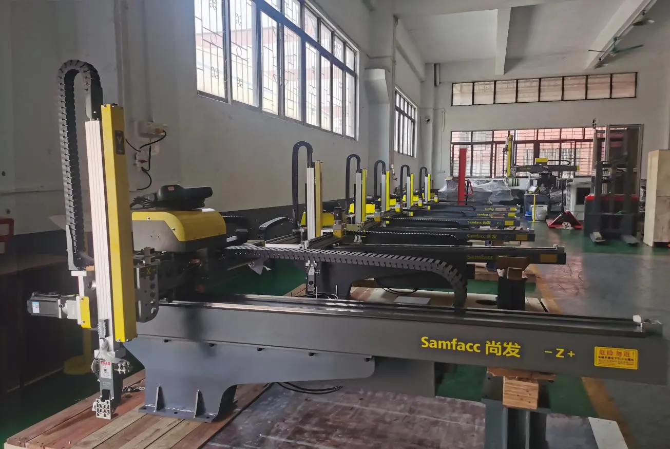 automatic injection moulding machine