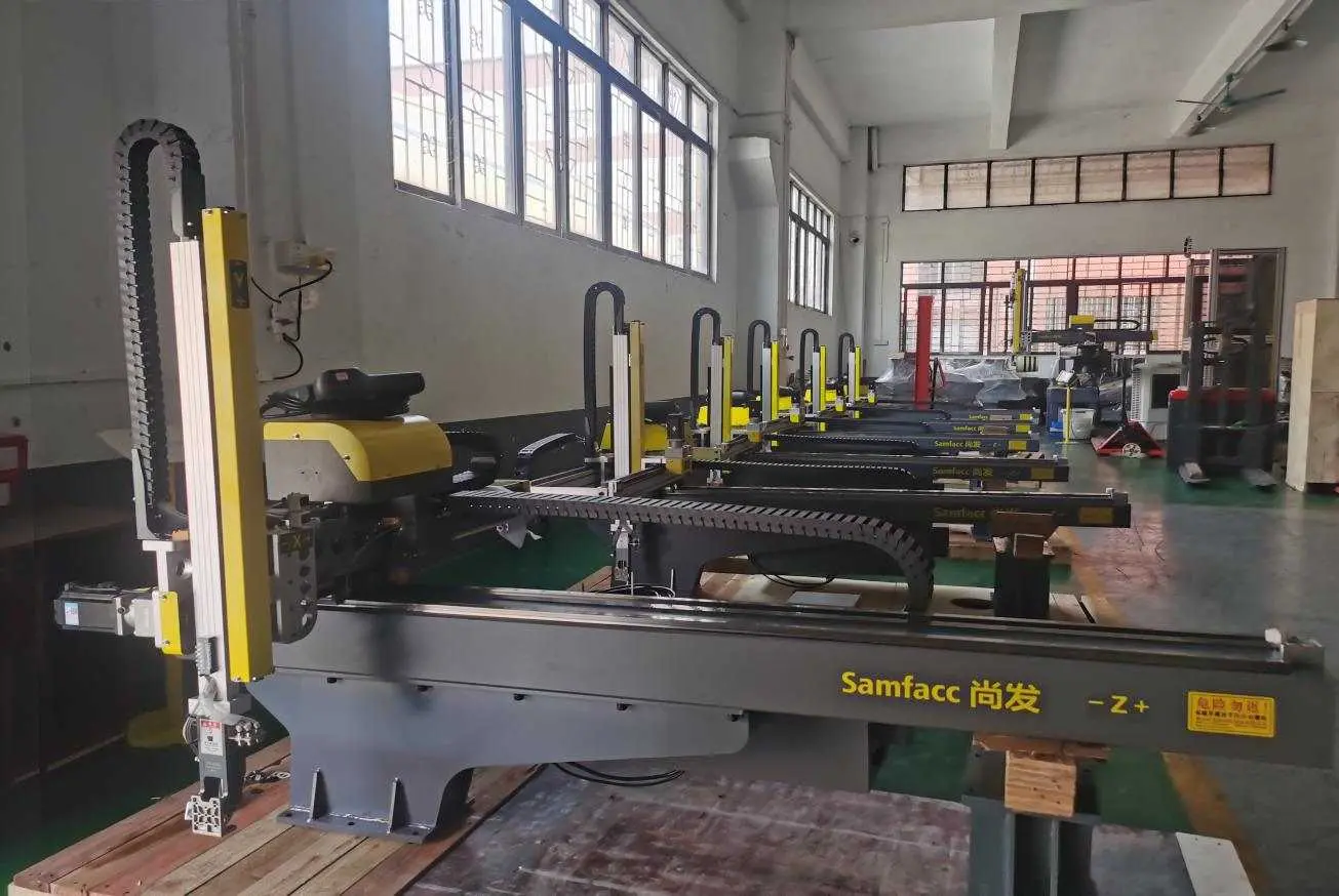 automatic injection moulding machine
