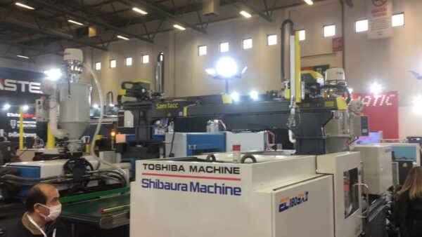 Injection molding machine robot