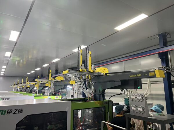 Injection molding machine robot2